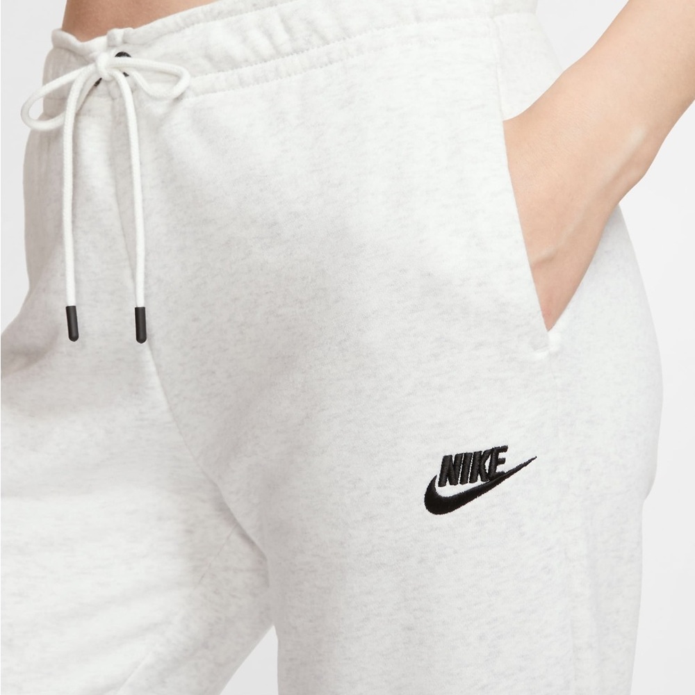 Nike Essentials cuffed sweatpants in white heather xs